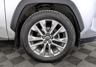 Подержанный автомобиль Toyota RAV4 2021 года (18 фото)