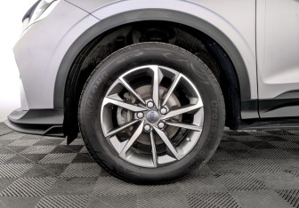 Подержанный автомобиль Geely Coolray 2023 года (18 фото)