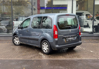 Подержанный автомобиль Peugeot Partner 2010 года (6 фото)