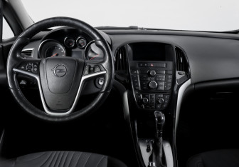 Подержанный автомобиль Opel Astra Hatchback 2014 года (12 фото)