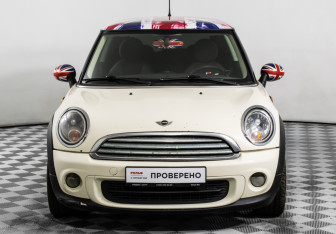 Подержанный автомобиль MINI Hatch 2011 года (2 фото)