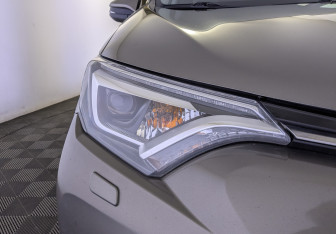 Подержанный автомобиль Toyota RAV4 2017 года (11 фото)