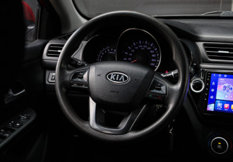 Подержанный автомобиль Kia Rio Sedan 2012 года (11 фото)