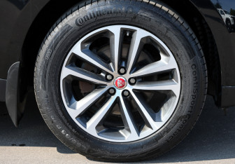 Подержанный автомобиль Jaguar F-Pace 2017 года (22 фото)