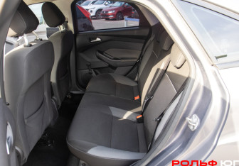 Подержанный автомобиль Ford Focus Sedan 2012 года (8 фото)