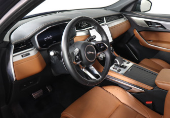 Подержанный автомобиль Jaguar F-Pace 2023 года (9 фото)