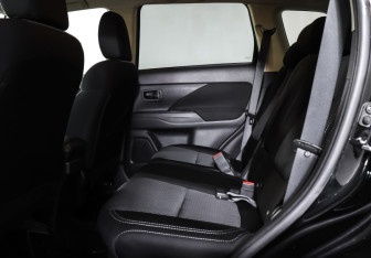 Подержанный автомобиль Mitsubishi Outlander 2018 года (12 фото)