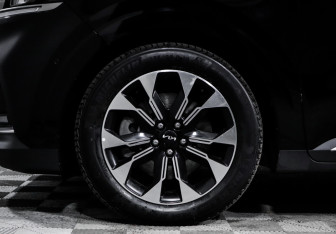 Подержанный автомобиль Kia Carnival 2022 года (15 фото)