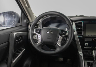 Подержанный автомобиль Mitsubishi Montero Sport 2023 года (15 фото)