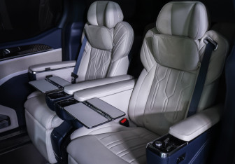 Подержанный автомобиль Zeekr 009 2023 года (17 фото)