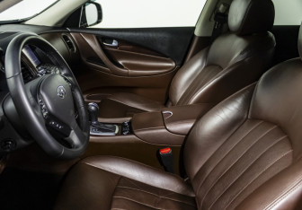 Подержанный автомобиль Infiniti QX50 2016 года (12 фото)