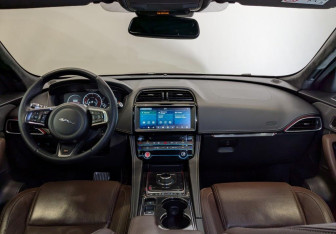 Подержанный автомобиль Jaguar F-Pace 2016 года (13 фото)