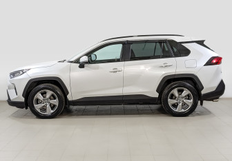 Подержанный автомобиль Toyota RAV4 2021 года (8 фото)