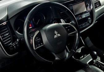 Подержанный автомобиль Mitsubishi Outlander 2014 года (12 фото)