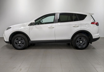 Подержанный автомобиль Toyota RAV4 2017 года (8 фото)