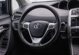Подержанный автомобиль Toyota Verso 2013 года (15 фото)