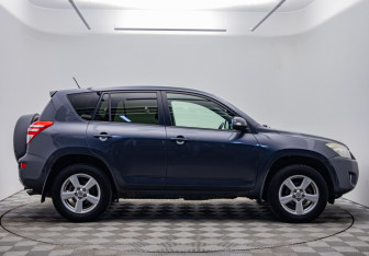 Подержанный автомобиль Toyota RAV4 2009 года (4 фото)