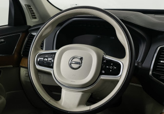 Подержанный автомобиль Volvo XC90 2021 года (14 фото)