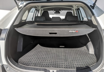Подержанный автомобиль Toyota RAV4 2021 года (10 фото)