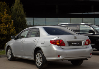 Подержанный автомобиль Toyota Corolla Sedan 2008 года (5 фото)