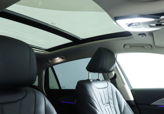 Подержанный автомобиль Hongqi H5 2024 года (15 фото)