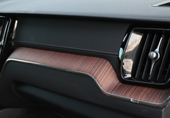 Подержанный автомобиль Volvo XC60 2020 года (24 фото)