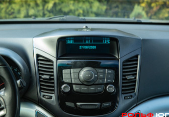 Подержанный автомобиль Chevrolet Orlando 2012 года (12 фото)