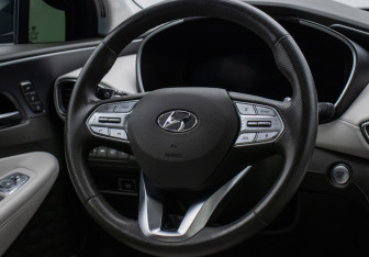 Подержанный автомобиль Hyundai Santa Fe 2021 года (14 фото)