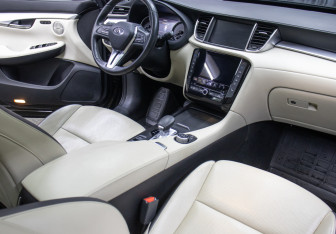 Подержанный автомобиль Infiniti QX50 2019 года (11 фото)