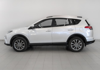 Подержанный автомобиль Toyota RAV4 2019 года (8 фото)