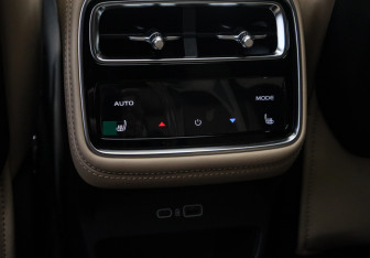 Подержанный автомобиль Geely Monjaro 2025 года (12 фото)