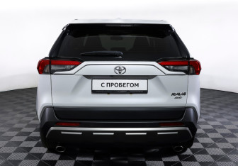 Подержанный автомобиль Toyota RAV4 2023 года (6 фото)