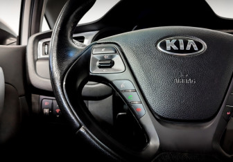 Подержанный автомобиль Kia Ceed Hatchback 2017 года (24 фото)