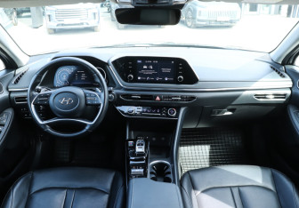 Подержанный автомобиль Hyundai Sonata 2022 года (12 фото)