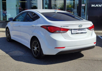 Подержанный автомобиль Hyundai Elantra Sedan 2015 года (7 фото)