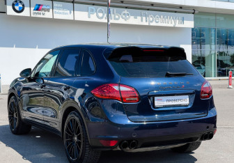 Подержанный автомобиль Porsche Cayenne 2012 года (7 фото)