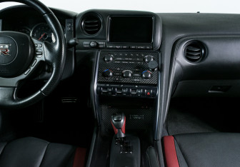 Подержанный автомобиль Nissan GT-R 2011 года (11 фото)