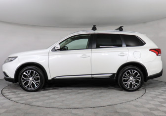 Подержанный автомобиль Mitsubishi Outlander 2018 года (8 фото)