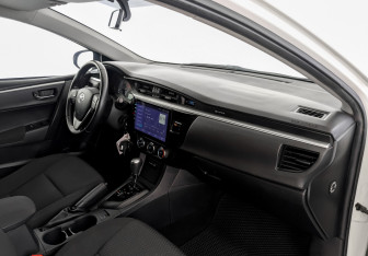 Подержанный автомобиль Toyota Corolla Sedan 2015 года (11 фото)