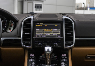 Подержанный автомобиль Porsche Cayenne 2015 года (18 фото)