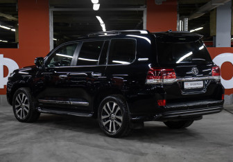 Подержанный автомобиль Toyota Land Cruiser Suv 2018 года (7 фото)