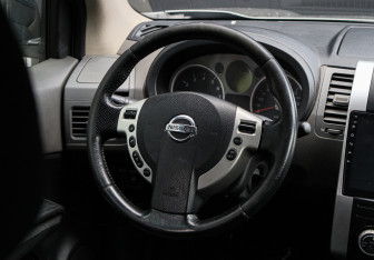 Подержанный автомобиль Nissan X-Trail 2008 года (11 фото)