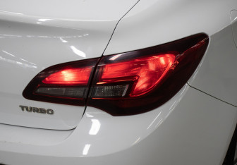 Подержанный автомобиль Opel Astra Sedan 2012 года (21 фото)