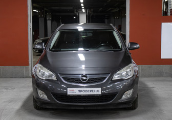 Подержанный автомобиль Opel Astra Hatchback 2011 года (2 фото)