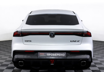 Подержанный автомобиль Changan UNI-V 2023 года (6 фото)