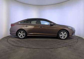 Подержанный автомобиль Hyundai Sonata 2018 года (4 фото)