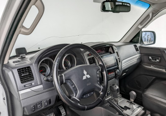 Подержанный автомобиль Mitsubishi Pajero 2017 года (16 фото)