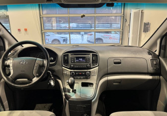 Подержанный автомобиль Hyundai H-1 2017 года (16 фото)