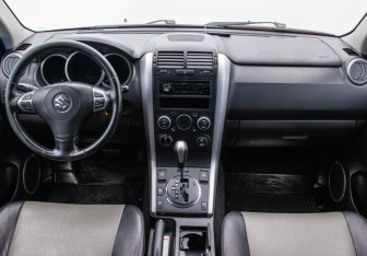 Подержанный автомобиль Suzuki Grand Vitara 2011 года (13 фото)