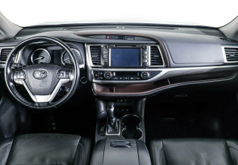 Подержанный автомобиль Toyota Highlander 2018 года (10 фото)